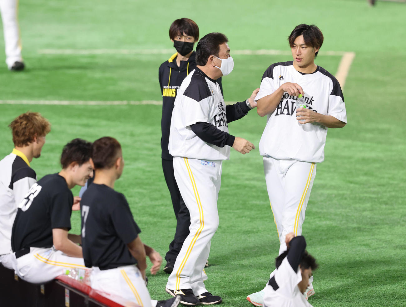 練習前、柳田に話しかけた藤本監督は、なぜか詰め寄る（撮影・梅根麻紀）