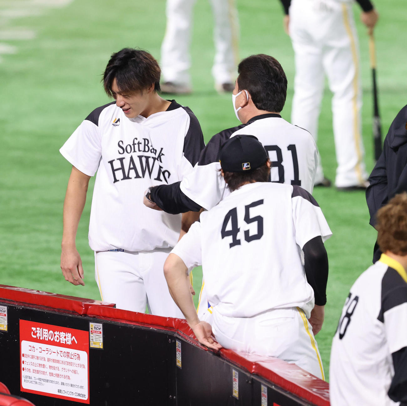 練習前、藤本監督（右）になぜか詰め寄られる柳田（撮影・梅根麻紀）