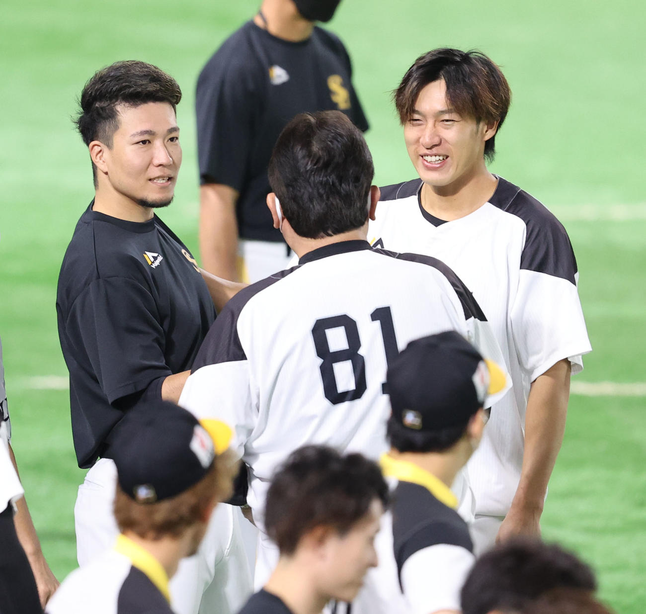 練習前、藤本監督（手前）と話をする千賀（左）と柳田（撮影・梅根麻紀）
