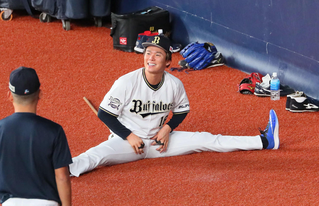 リラックスした笑顔を見せるオリックス山本由伸