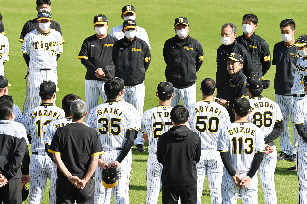 秋季練習初日、ナインにあいさつする岡田彰布監督（右）（撮影・前岡正明）