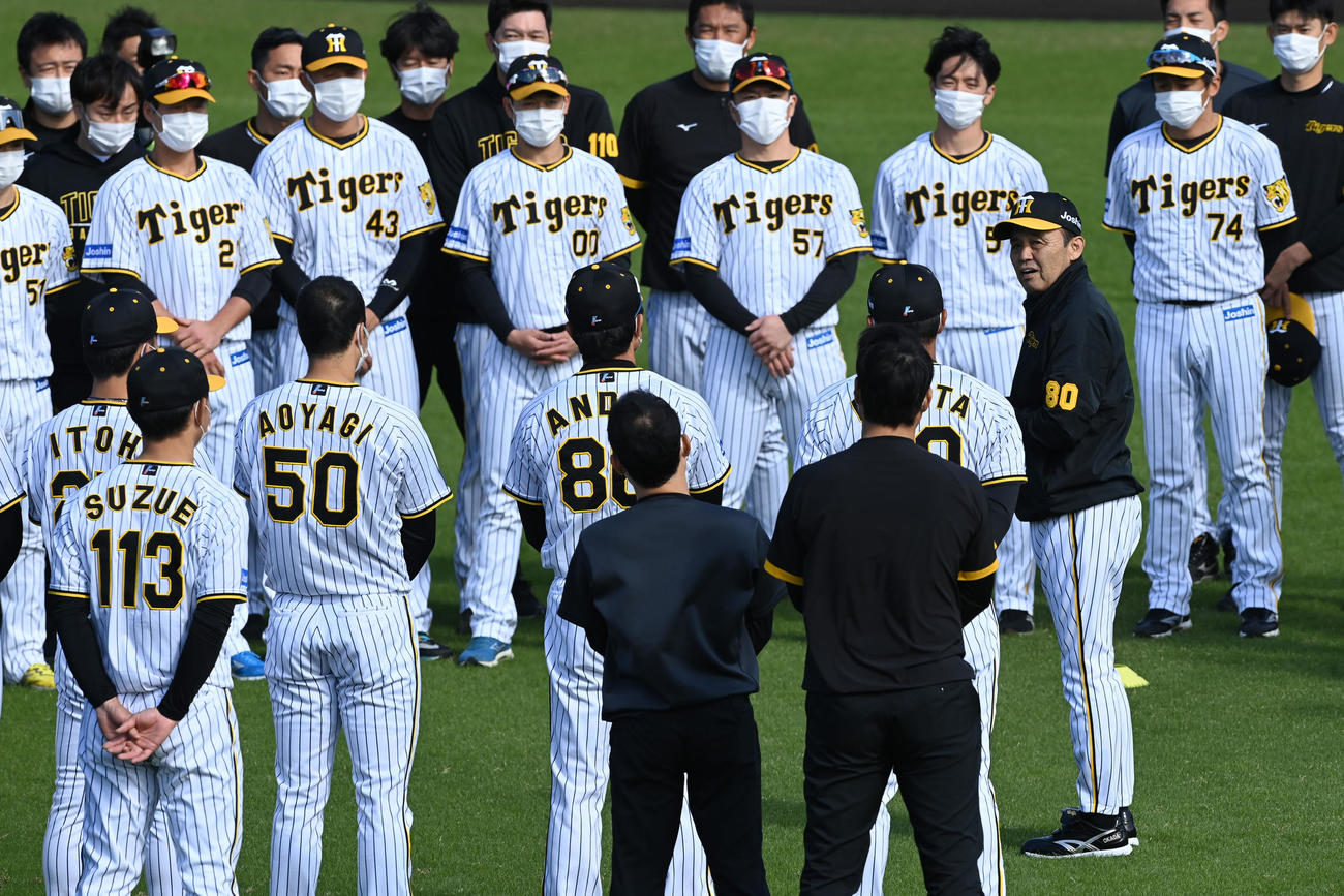 秋季練習初日、笑顔でナインにあいさつする岡田彰布監督（右）（撮影・前岡正明）