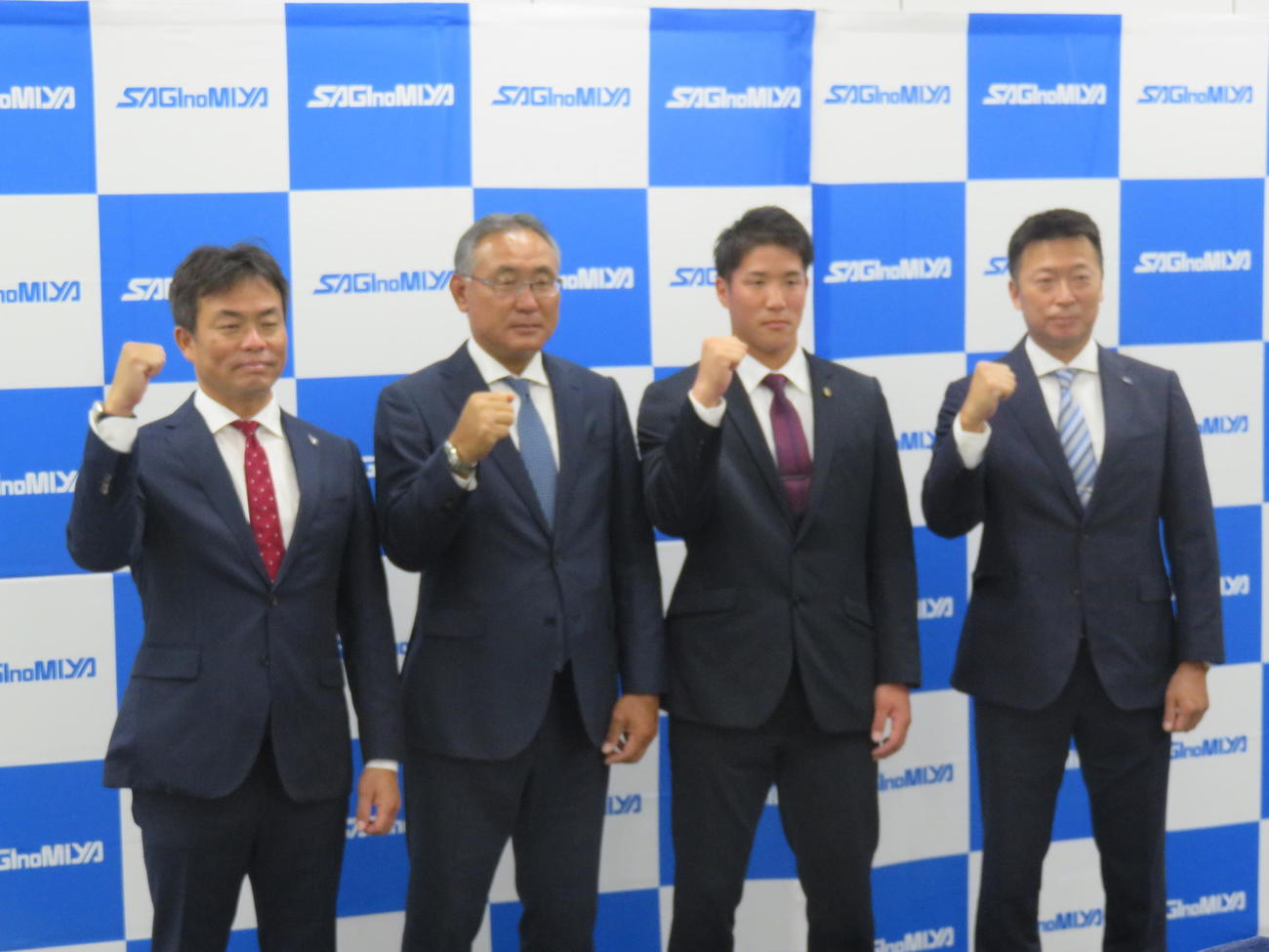 指名あいさつを受けた楽天ドラフト2位の鷺宮製作所・小孫竜二投手（右から2人目）。スカウトは左から愛敬アマスカウトグループマネジャー、後関スカウト部長、右が沖原担当スカウト
