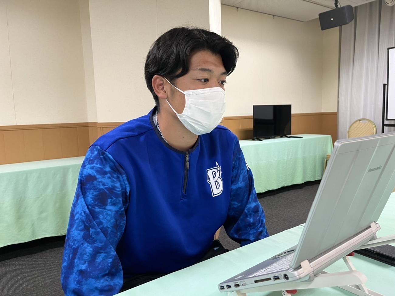 契約更改を終え、オンラインで取材に答えるDeNA小園（球団提供）