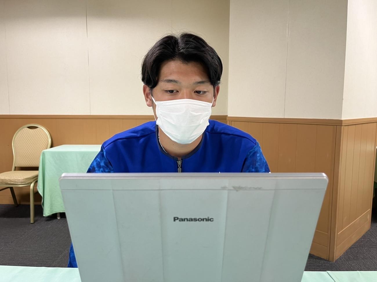 契約更改を終え、オンラインで取材に答えるDeNA小園（球団提供）