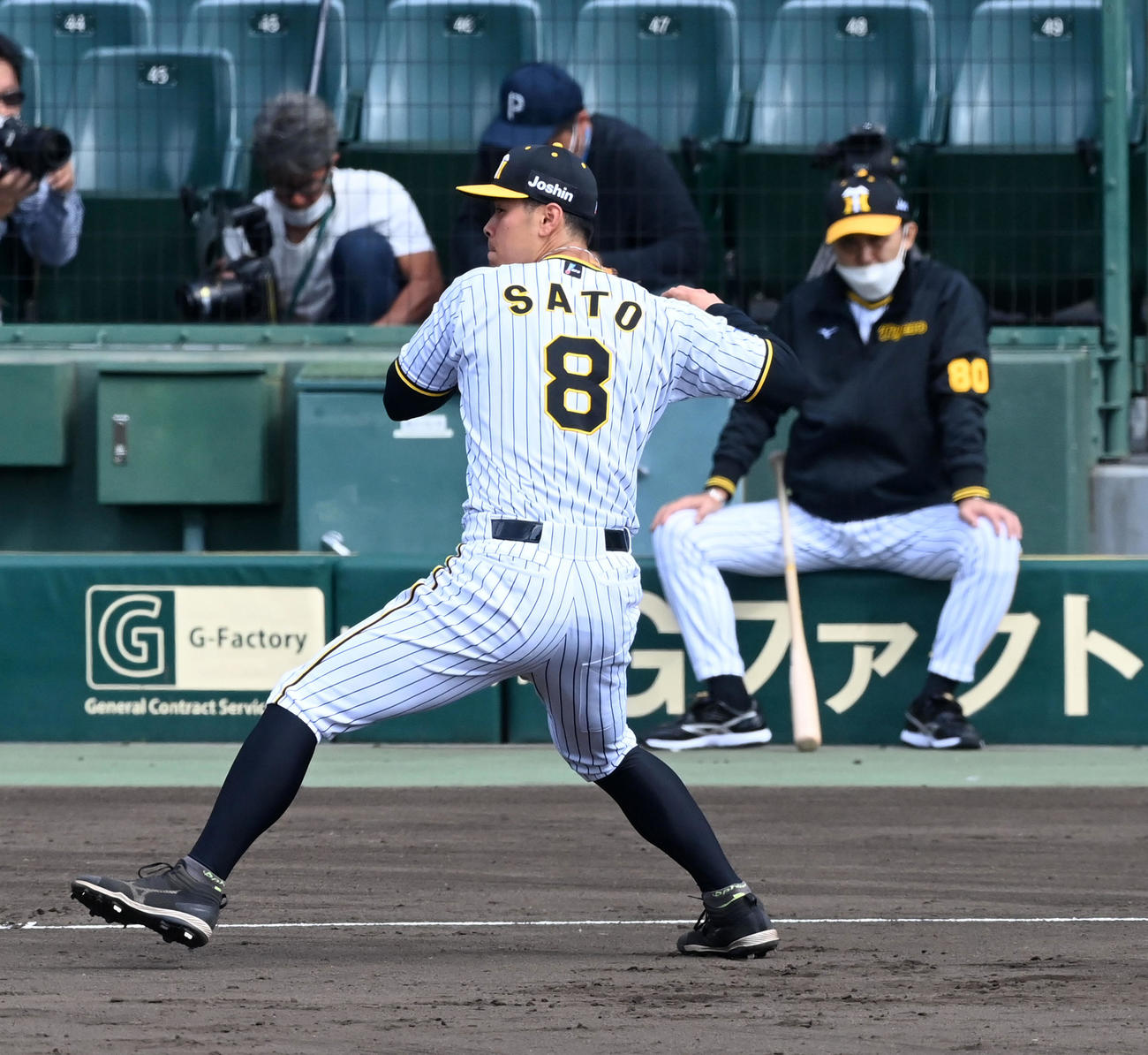 秋季練習初日、岡田監督が見守る中、三塁でノックを受ける佐藤輝（撮影・前岡正明）