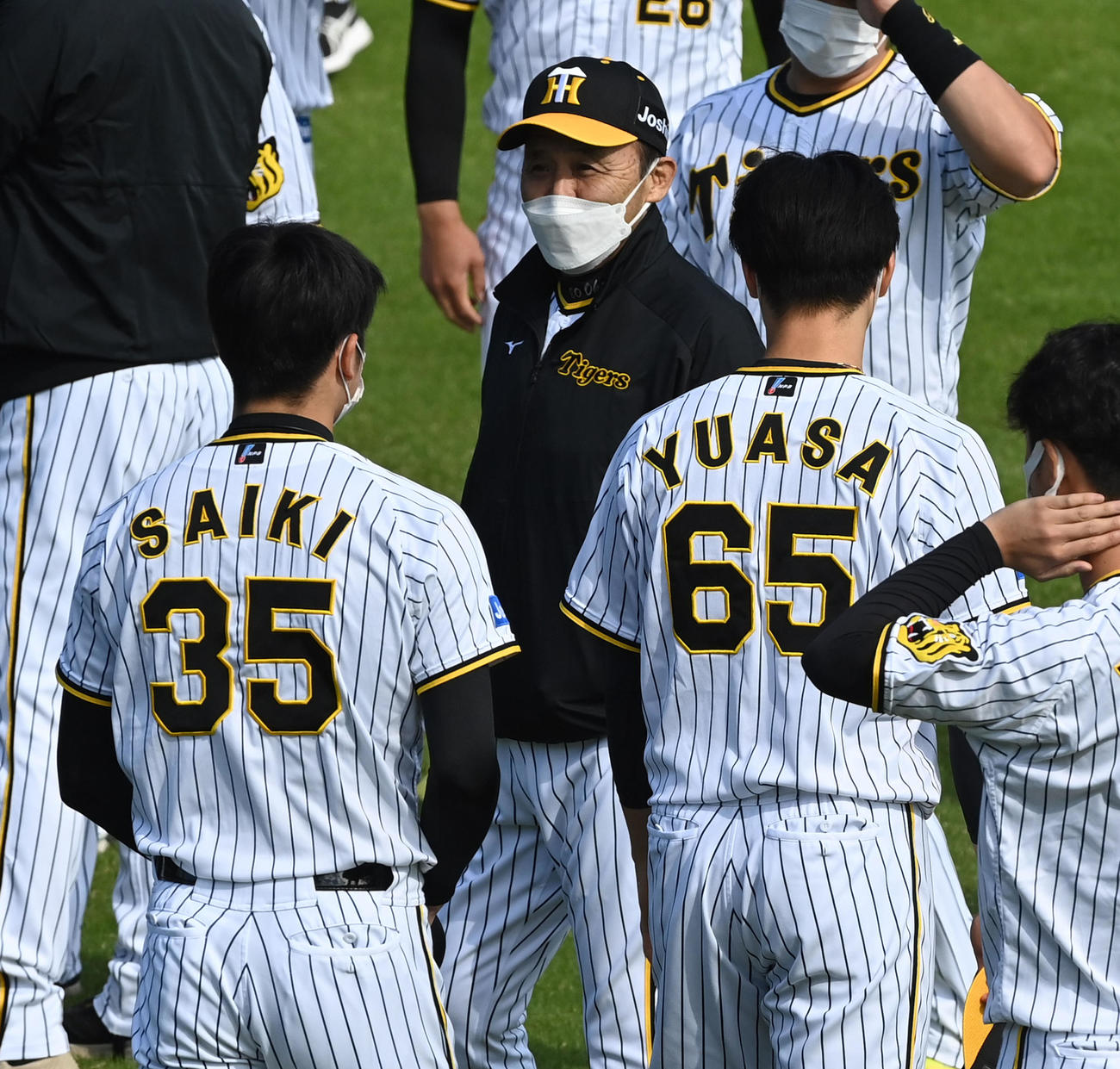 才木（左）、湯浅（右）に笑顔を見せる岡田監督（撮影・前岡正明）