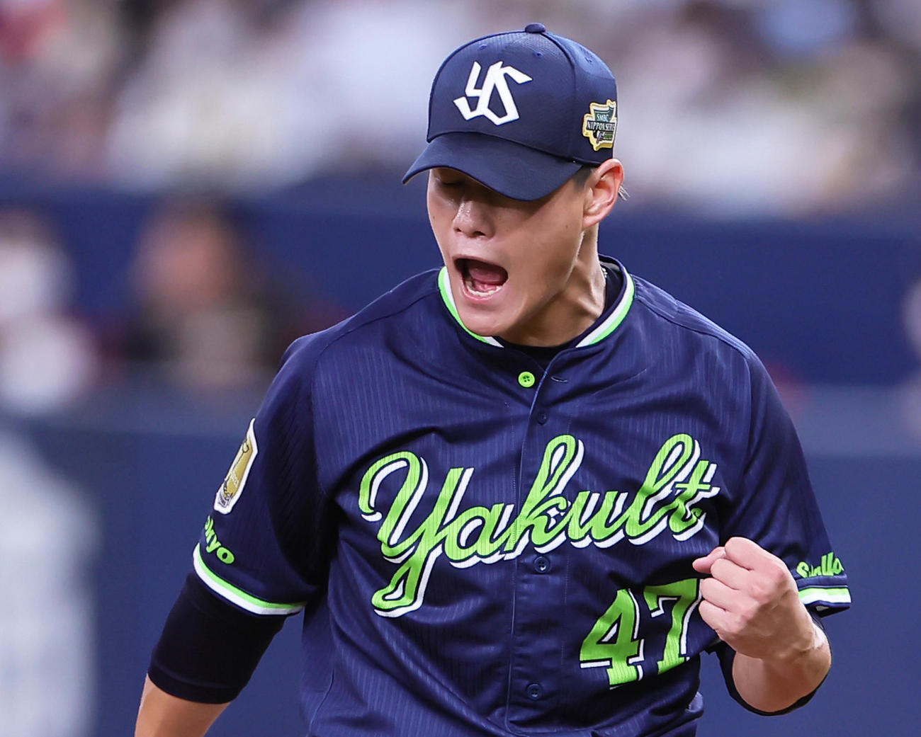 オリックス対ヤクルト　4回裏オリックス2死二、三塁、杉本を空振り三振に仕留めた高橋は雄たけびガッツポーズ（撮影・足立雅史）