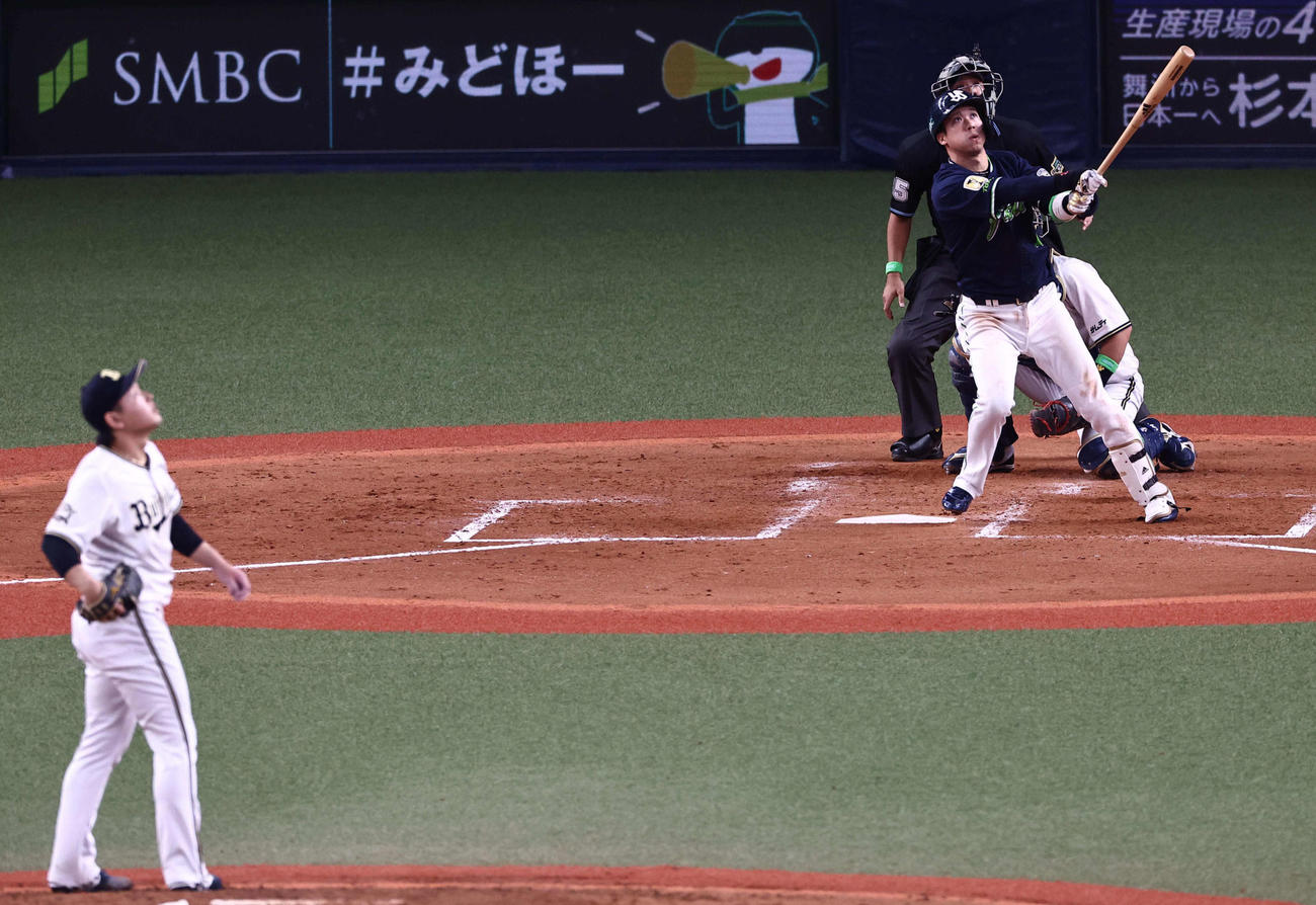 日本シリーズ第3戦　ヤクルト対オリックス　5回表ヤクルト2死一、二塁、山田は左越え3点本塁打を放つ（撮影・上田博志）