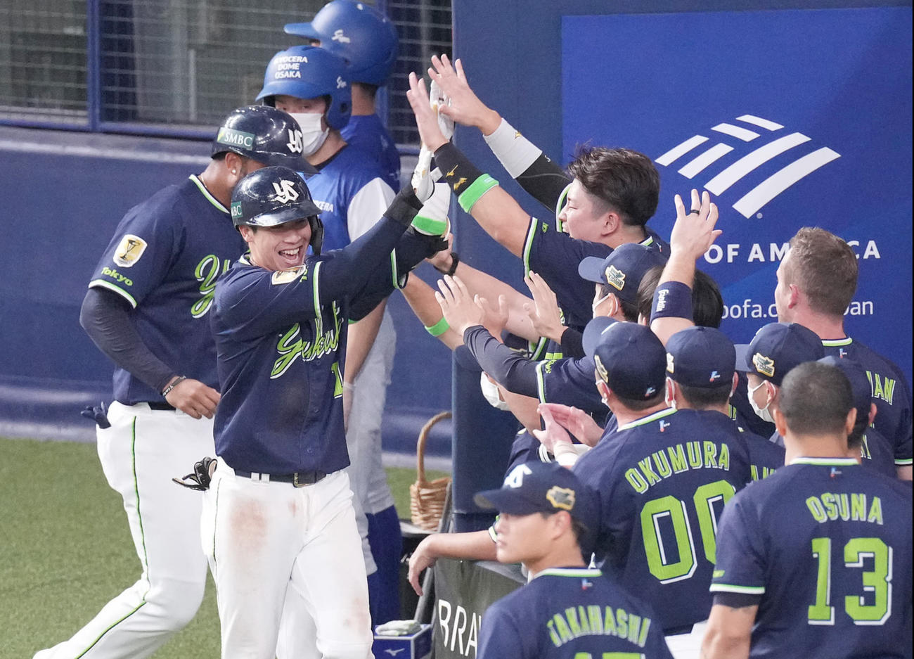 オリックス対ヤクルト　5回表ヤクルト2死一、二塁、先制の左越え3点本塁打を放った山田（左手前）は村上（右奥）と笑顔でハイタッチ（撮影・鈴木みどり）