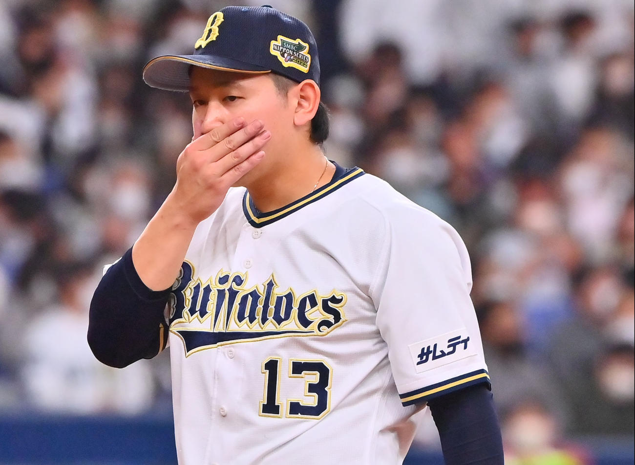 オリックス対ヤクルト　5回表ヤクルト2死一、二塁、山田に3点本塁打を浴びベンチに戻る宮城（撮影・和賀正仁）