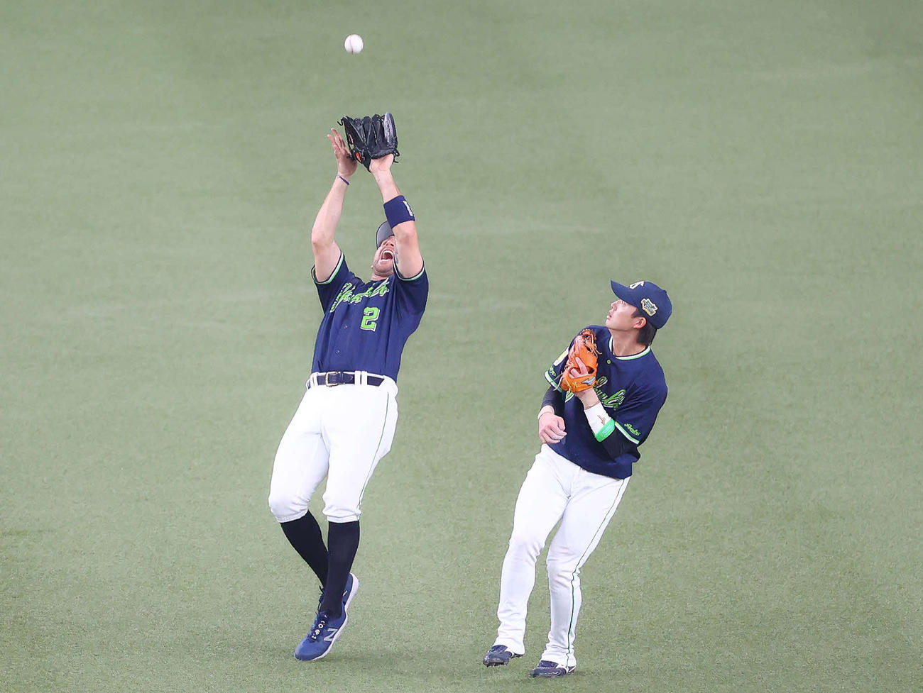 オリックス対ヤクルト　5回裏オリックス2死一塁、安達の打球を捕球するキブレハン（左）。右は遊撃手長岡（撮影・河田真司）