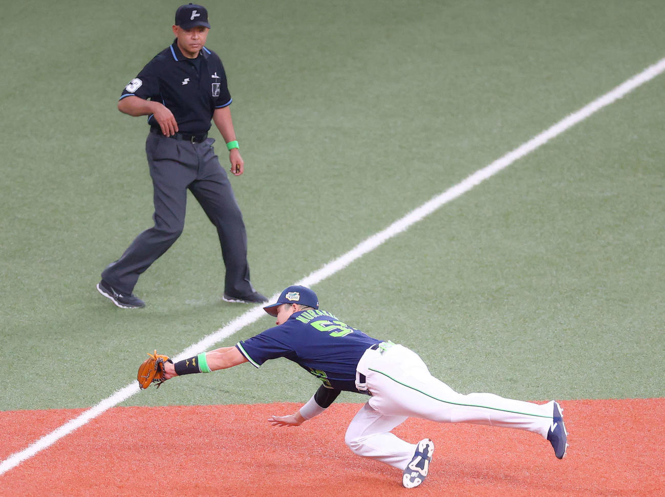 オリックス対ヤクルト　6回裏オリックス1死、頓宮の三塁線の打球に飛びつき好捕する村上（撮影・河田真司）