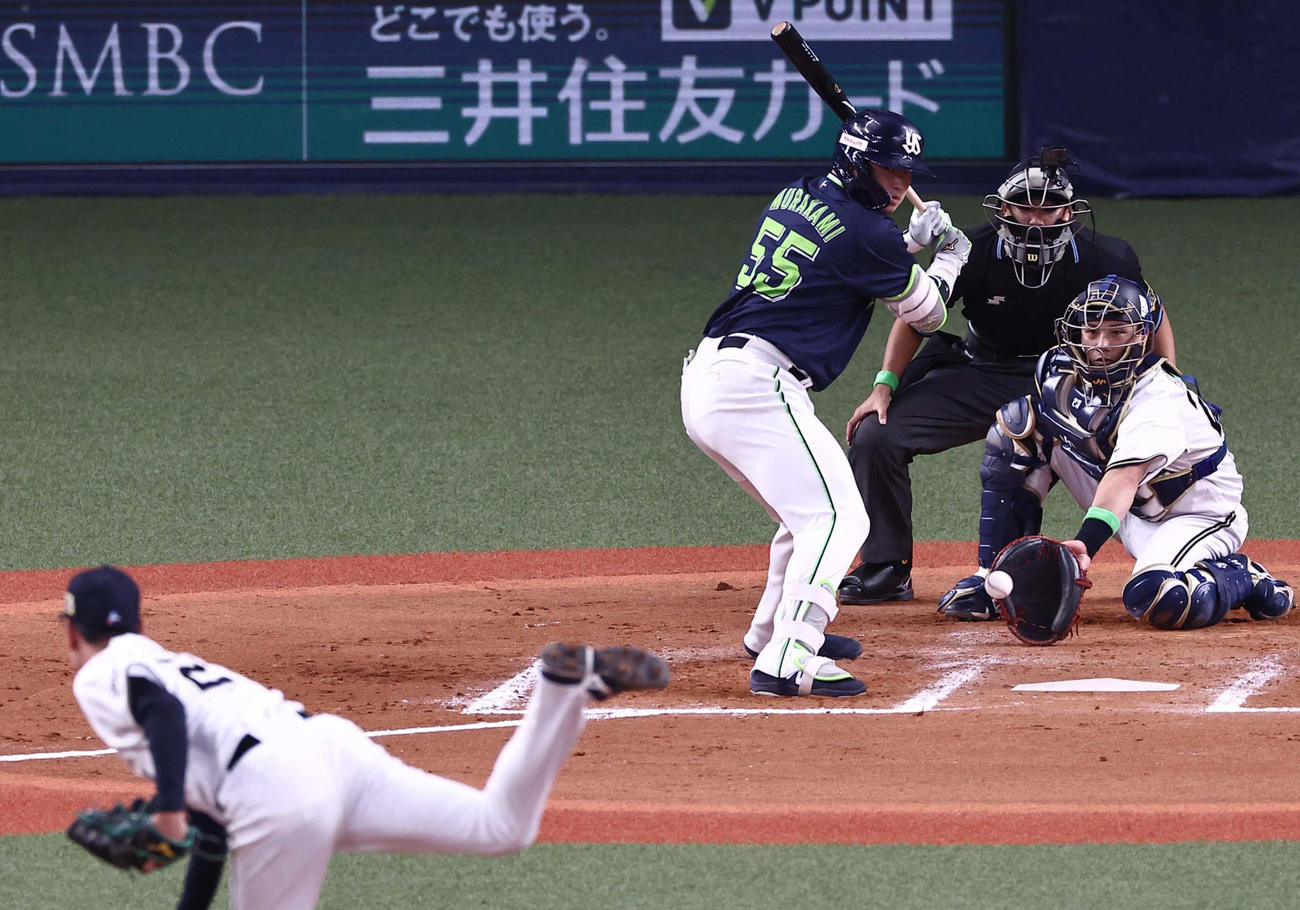 ヤクルト対オリックス　7回表ヤクルト2死満塁、村上は押し出し四球を選ぶ（撮影・上田博志）
