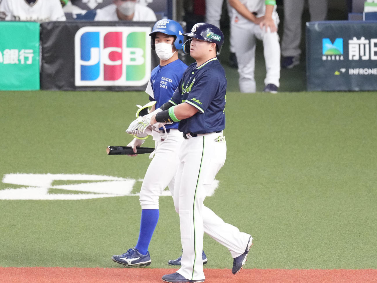オリックス対ヤクルト　7回表ヤクルト2死満塁、押し出し四球で出塁する村上（撮影・鈴木みどり）