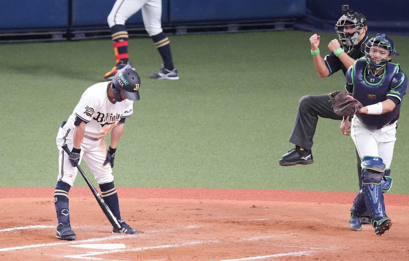 オリックス対ヤクルト　7回裏オリックス2死一、二塁、見逃し三振に倒れる福田（撮影・鈴木みどり）