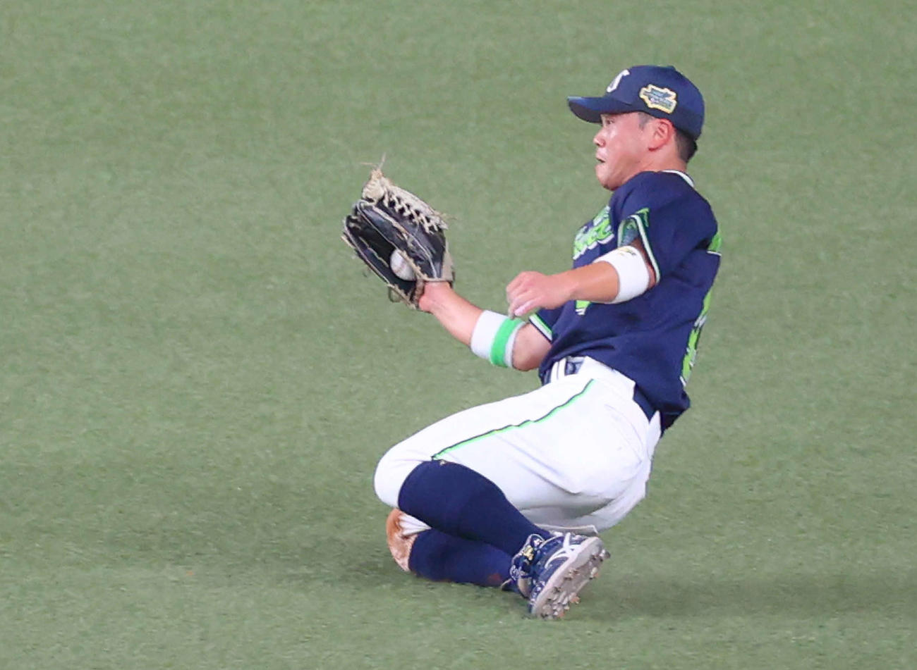 オリックス対ヤクルト　8回裏オリックス1死、吉田正の右飛を好捕する丸山和（撮影・河田真司）