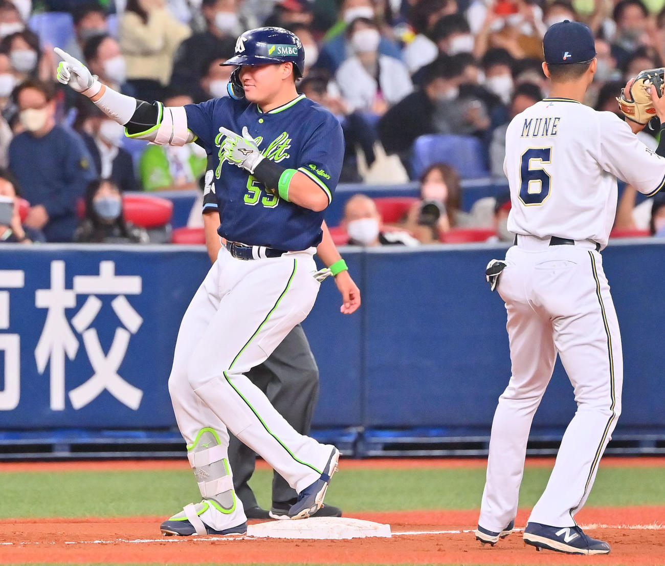 オリックス対ヤクルト　9回表ヤクルト1死一、二塁、右中間に2点適時二塁打を放った村上はベンチに向かいポーズ（撮影・和賀正仁）