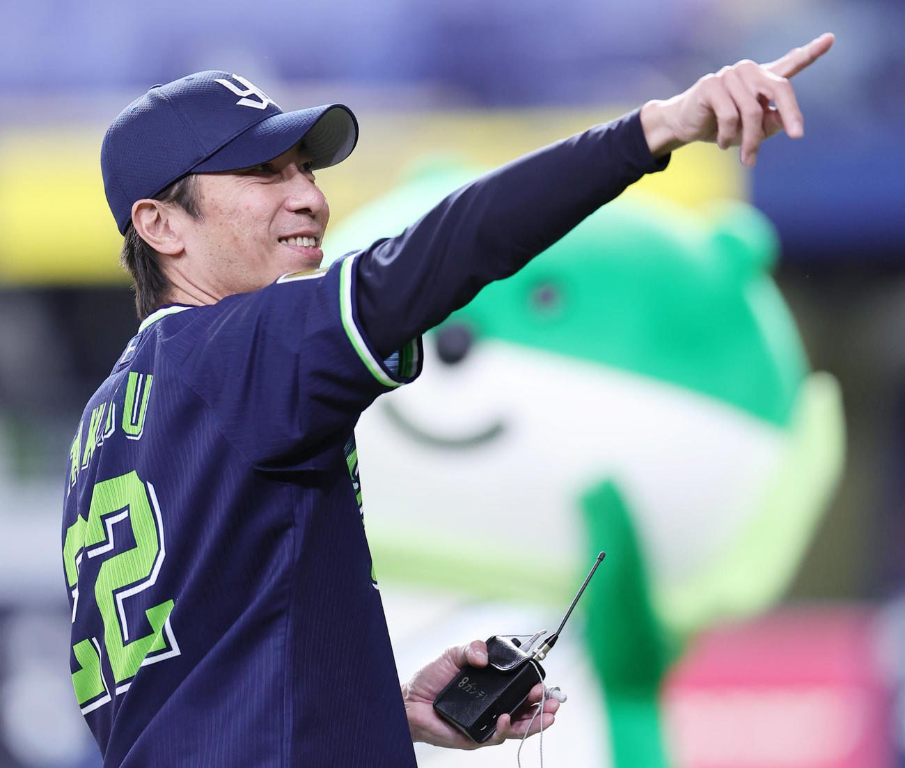 オリックス対ヤクルト　日本シリーズ2勝目となりスタンドに笑顔で応えるヤクルト高津監督（撮影・足立雅史）