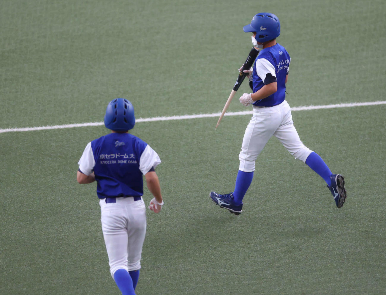 オリックス対ヤクルト　2回表ヤクルト無死、村上が折ったバットは一塁線後方まで転がる（撮影・河田真司）