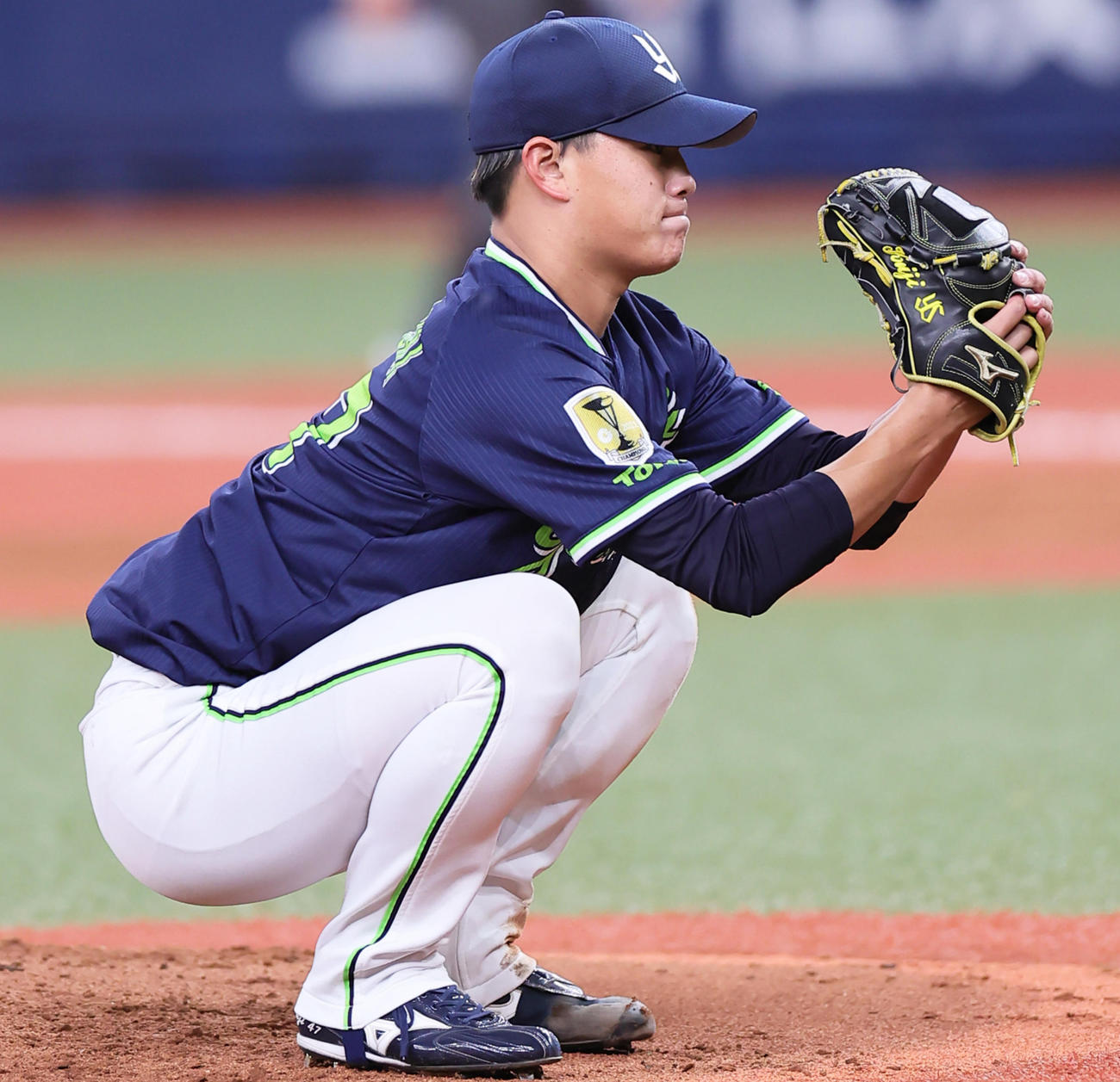 オリックス対ヤクルト　2回裏オリックス2死、杉本に四球を与えしゃがみ込む高橋（撮影・足立雅史）