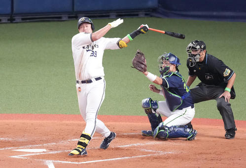 オリックス対ヤクルト 4回裏オリックス2死二、三塁、空振り三振に倒れる杉本(撮影・鈴木みどり)