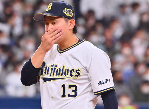オリックス対ヤクルト 5回表ヤクルト2死一、二塁、山田に3点本塁打を浴びベンチに戻る宮城(撮影・和賀正仁)
