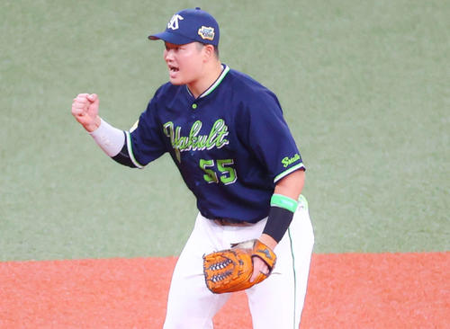 オリックス対ヤクルト 4回裏オリックス2死二、三塁、高橋が杉本を三振に抑えガッツポーズする三塁手村上(撮影・河田真司)