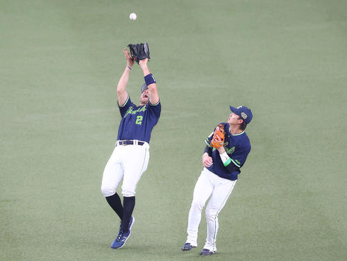 オリックス対ヤクルト 5回裏オリックス2死一塁、安達の打球を捕球するキブレハン(左)。右は遊撃手長岡(撮影・河田真司)