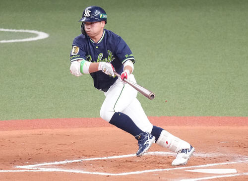 オリックス対ヤクルト 7回表ヤクルト無死、セーフティーバントで出塁する丸山(撮影・鈴木みどり)