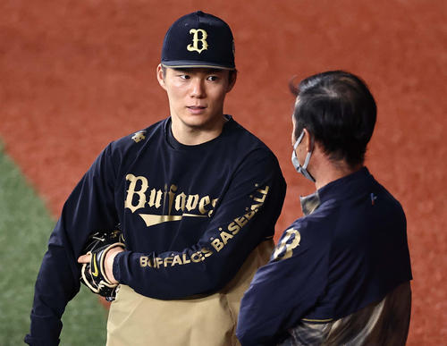 日本シリーズ第3戦 ヤクルト対オリックス 山本(左)は長谷川副GMと言葉を交わす(撮影・上田博志)