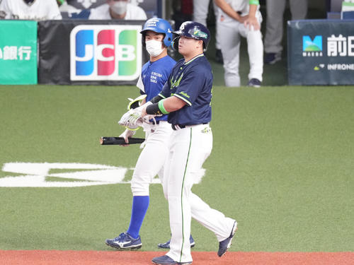 オリックス対ヤクルト 7回表ヤクルト2死満塁、押し出し四球で出塁する村上(撮影・鈴木みどり)