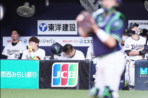 オリックス対ヤクルト 7回裏オリックス無死一塁、空振り三振に倒れた杉本裕太郎(中央)(撮影・足立雅史)