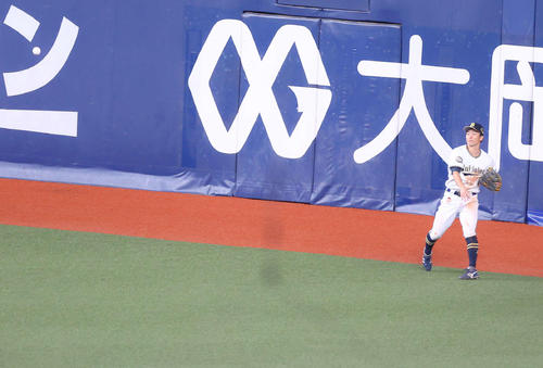 オリックス対ヤクルト 9回表ヤクルト1死一、二塁、村上の中越え2点適時打の打球を捕球後、悪送球する福田(撮影・河田真司)