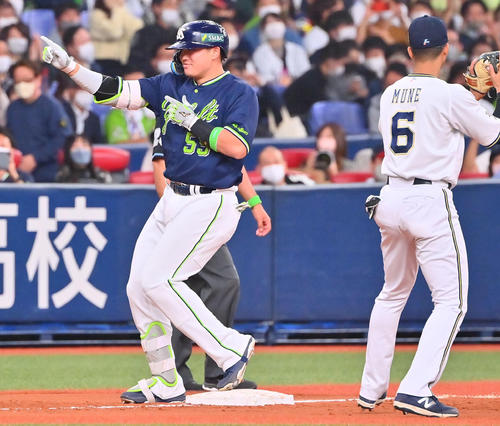 オリックス対ヤクルト 9回表ヤクルト1死一、二塁、右中間に2点適時二塁打を放った村上はベンチに向かいポーズ(撮影・和賀正仁)