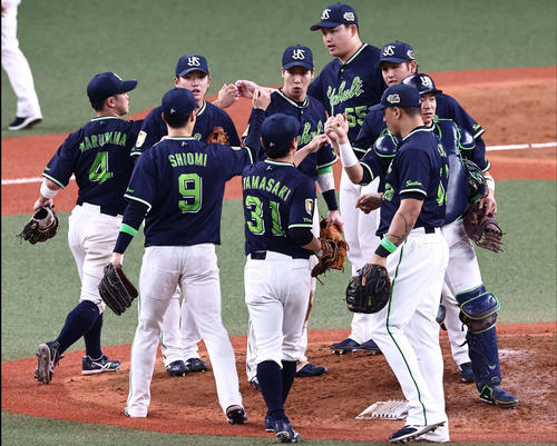 オリックスに勝利しグータッチで喜び合うヤクルトナイン(撮影・上田博志)