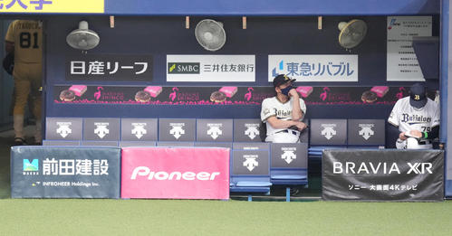 オリックス対ヤクルト ヤクルトに敗れ、ベンチで考え込むオリックス中嶋監督(左)(撮影・鈴木みどり)