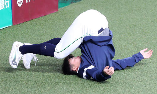 オリックス対ヤクルト 試合前、ストレッチするヤクルト村上(撮影・河田真司)