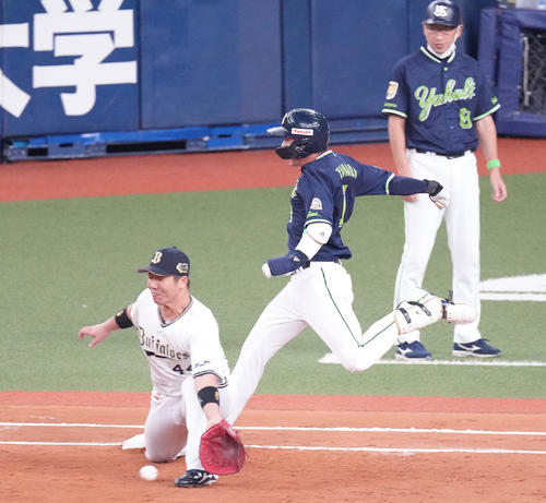 オリックス対ヤクルト 3回表ヤクルト2死、二塁内野安打を放ち一塁へ駆け込む山田。一塁手頓宮(撮影・鈴木みどり)