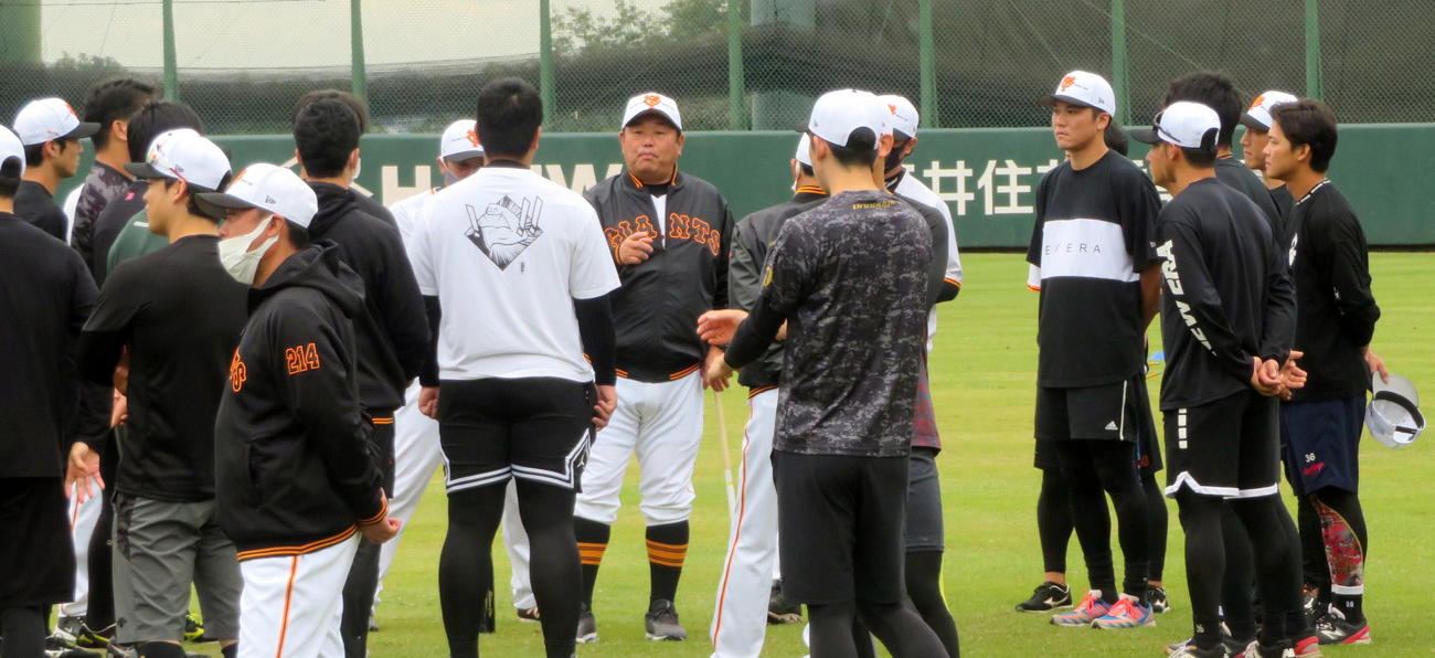18日、選手たちに練習の意図を説明する巨人の大久保博元次期打撃チーフコーチ（中央）（撮影・三須一紀）