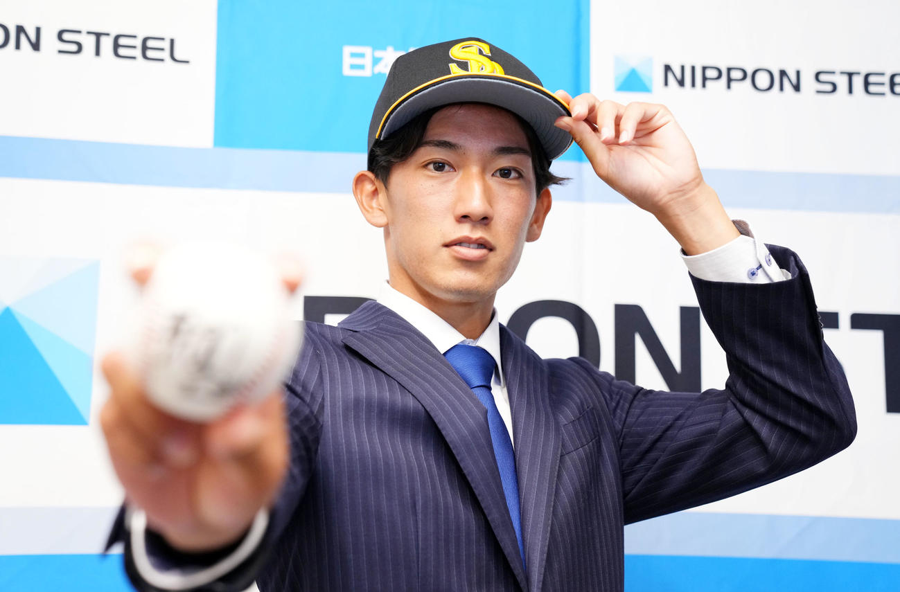 ソフトバンク藤本監督からのサインボールを手にポーズを決める日本製鉄鹿島・大津（撮影・横山健太）