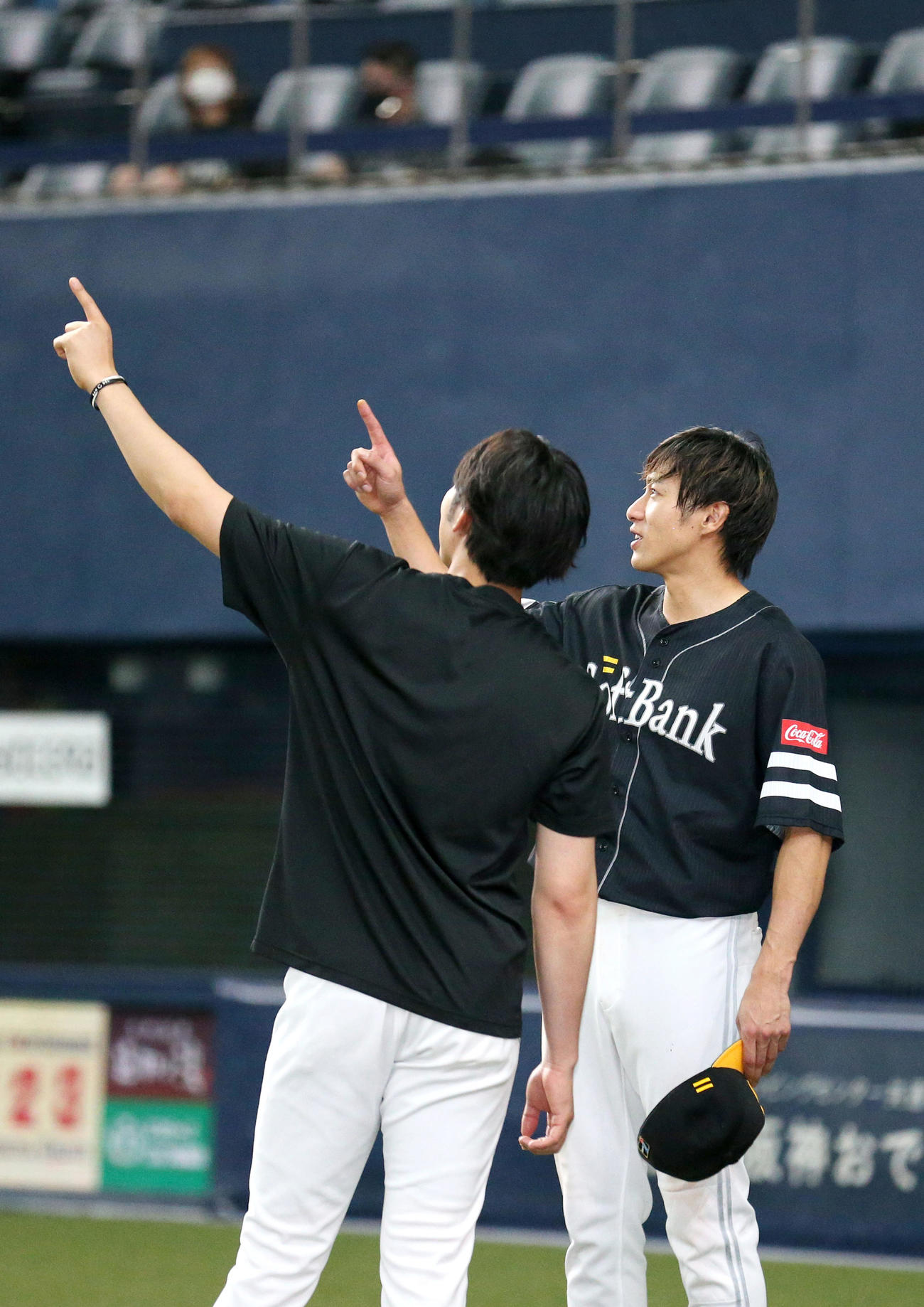 2020年7月18日、オリックス対ソフトバンク　試合後、柳田（右）は本塁打の当たった方向を指さす