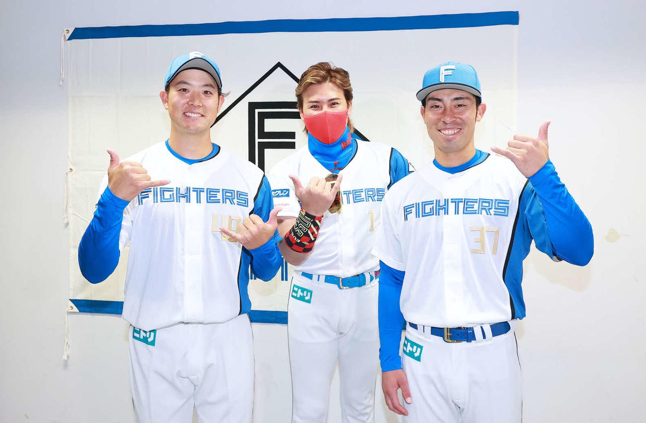 日本ハム新庄監督（中央）とBIGBOSSポーズを決める斎藤（左）と江越（右）