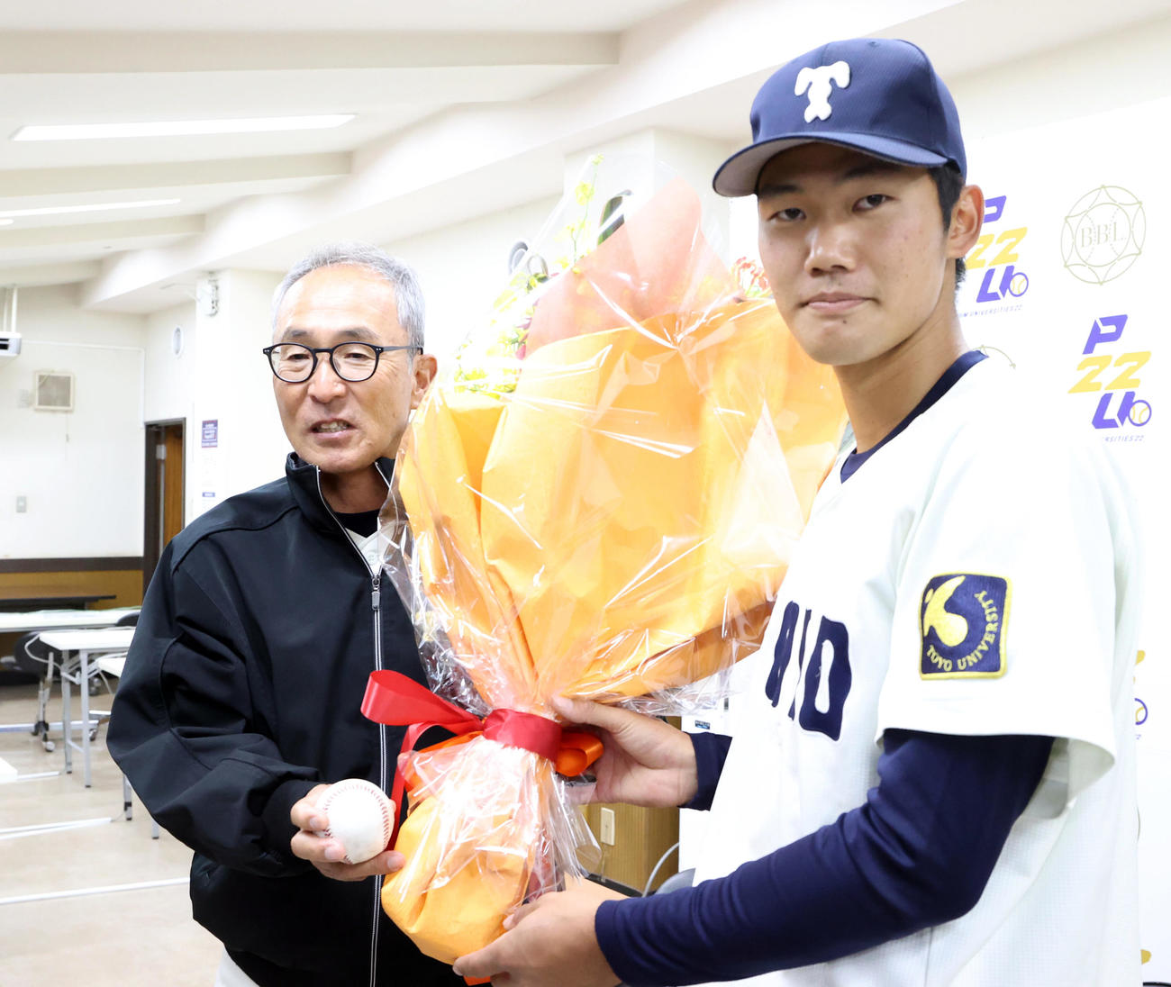 東洋大対専大　最後の指揮を勝利で飾り、東洋大・小口主将からウイニングボールと花束を渡される杉本監督（撮影・狩俣裕三）