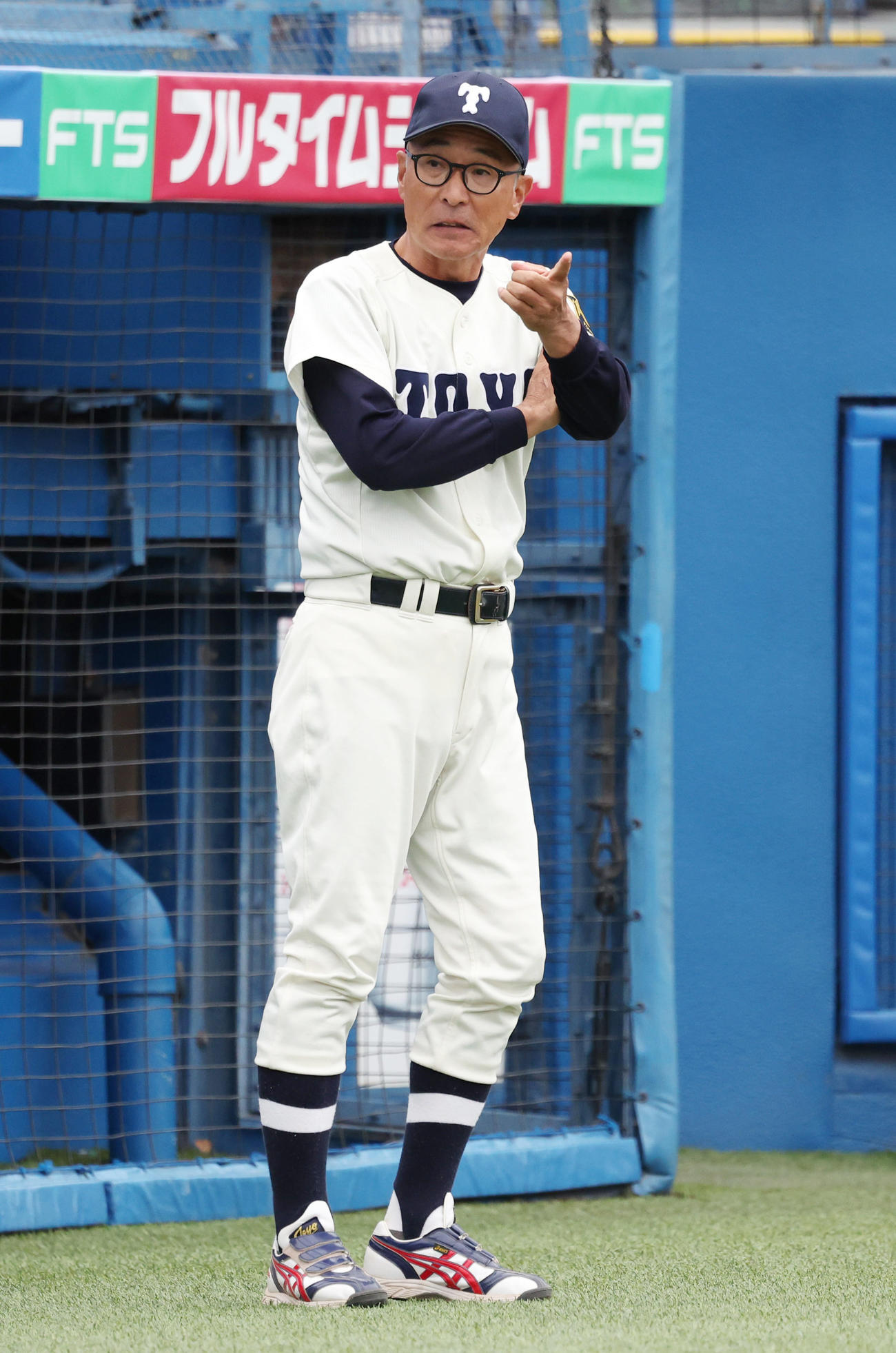 東洋大対専大　9回裏の前、選手の交代を告げる東洋大・杉本監督（撮影・狩俣裕三）