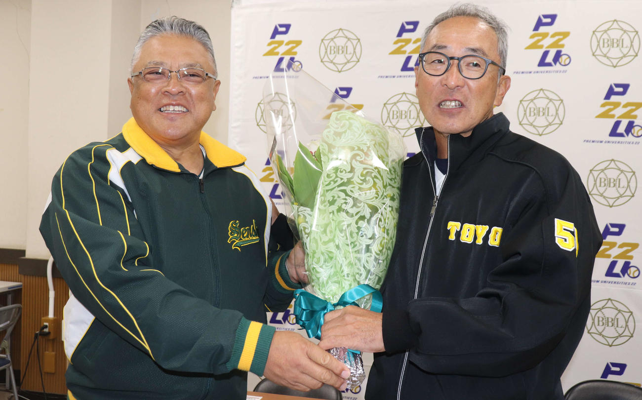 専修大・斉藤監督から花束を受け取る東洋大・杉本監督（撮影・星夏穂）