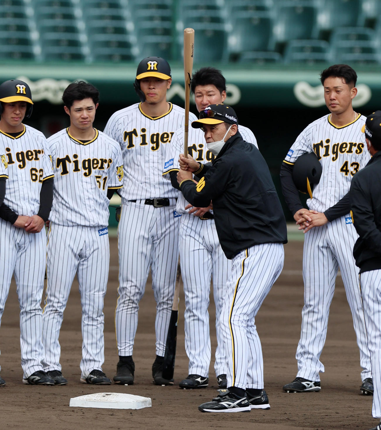 岡田監督は打撃練習が終わったナインを集め、二塁付近で右足を示しながら打撃についてアドバイスを送った（撮影・加藤哉）