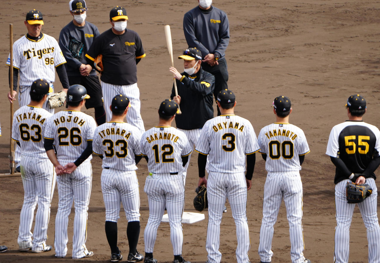 フリー打撃終了後に野手を集め、身ぶり手ぶりで打撃指導する岡田監督（中央）（撮影・清水貴仁）