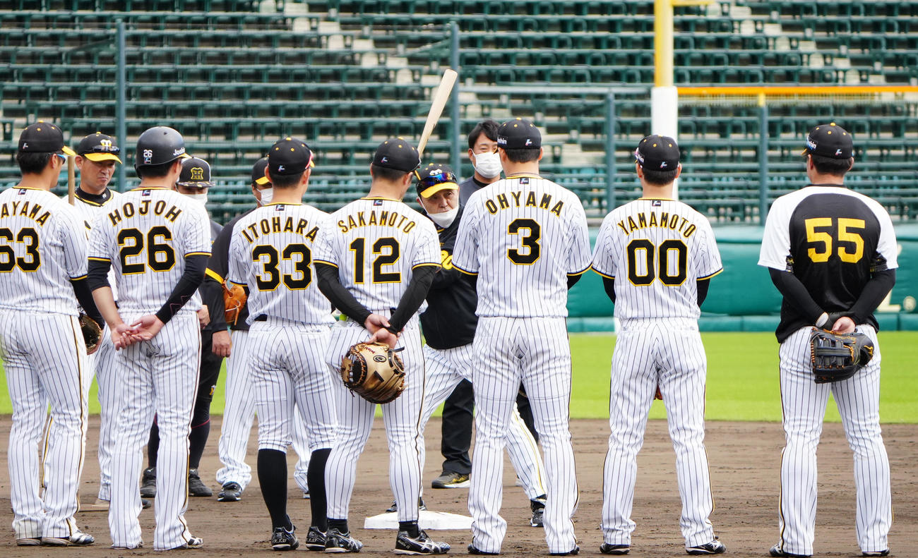 フリー打撃終了後に野手を集め、身ぶり手ぶりで打撃指導する岡田監督（中央）（撮影・清水貴仁）