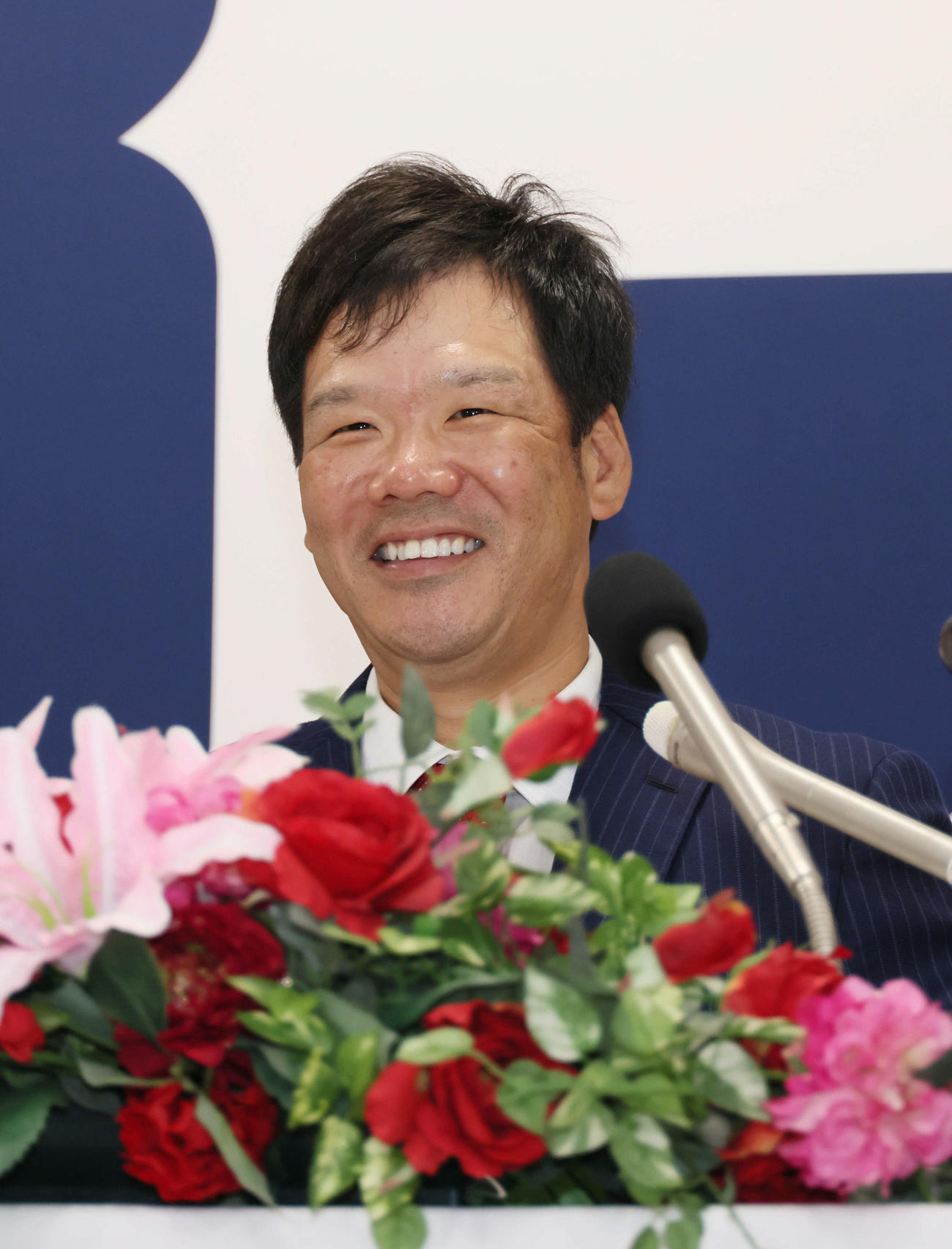 広島のヘッドコーチへの就任が決まり、会見する藤井彰人氏（撮影・加藤孝規）